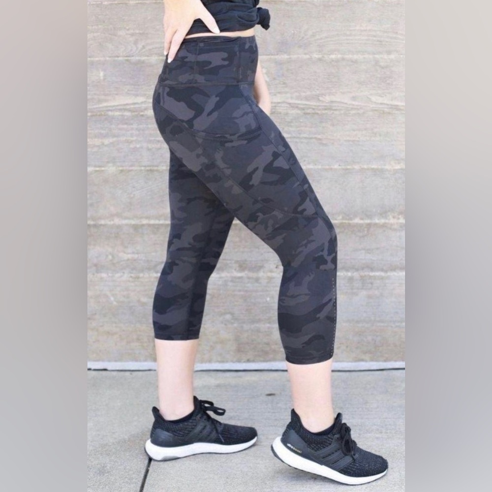 Cropped camo workout leggings